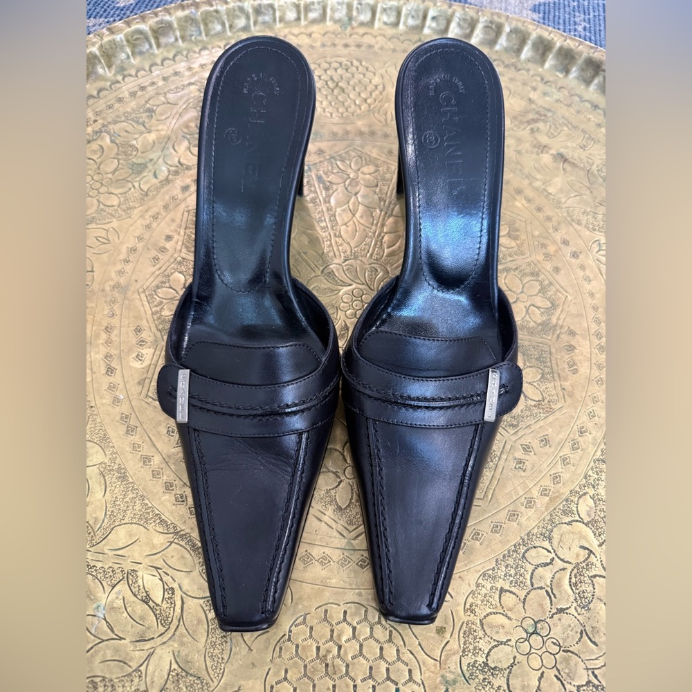 CHANEL Black Leather Pointed-Toe Mules